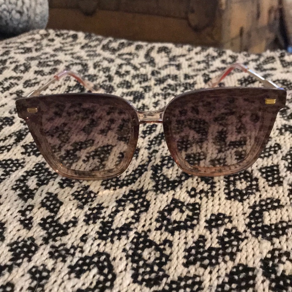 NEWW Trendy Sunglasses!